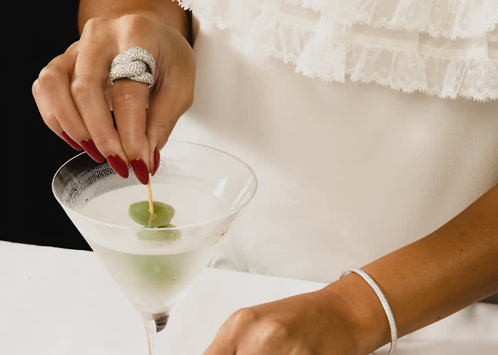Bågformad statement ring i 18K vitguld med flera labbodlade diamanter i pavéinfattning Cannes  från VANBRUUN
